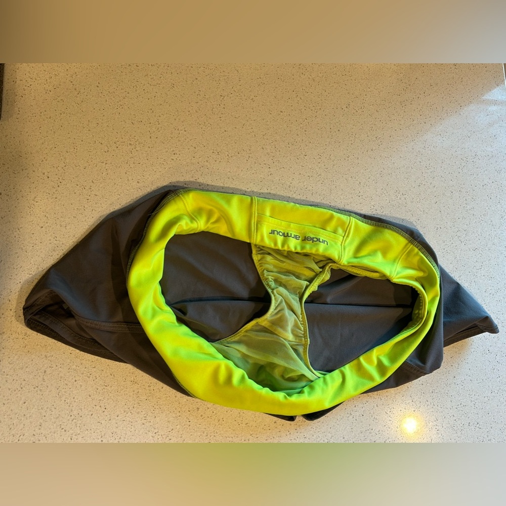 Under Armour running shorts *EUC* - heat gear- size large - Picture 7 of 7